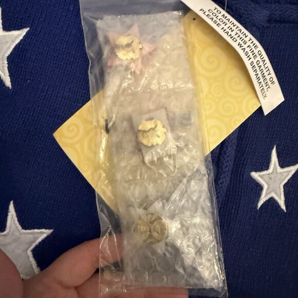 Quacker Factory Patriotic Sweater USA Flag Stars Button Covers NWT Medium - Picture 4 of 7